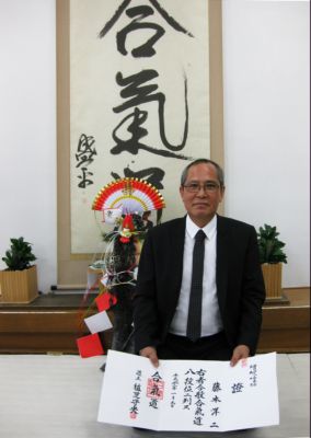 M Yoji Fujimoto con diploma